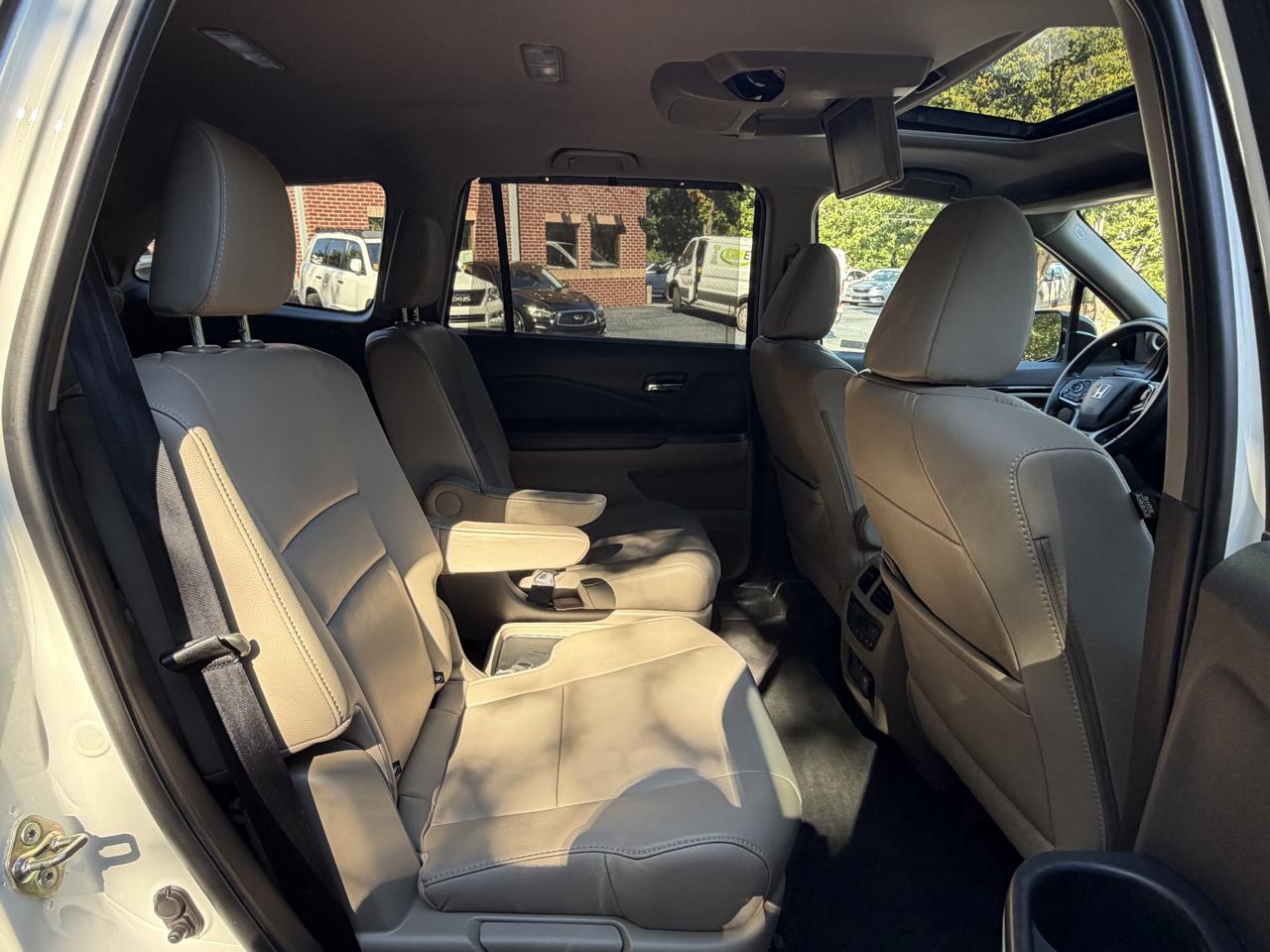 Honda Pilot Touring w/Rear Captain's Chairs 2019