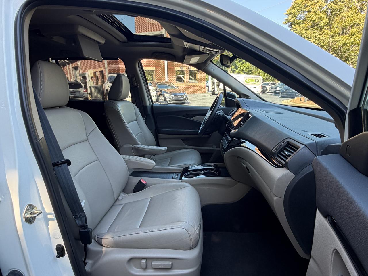 Honda Pilot Touring w/Rear Captain's Chairs 2019