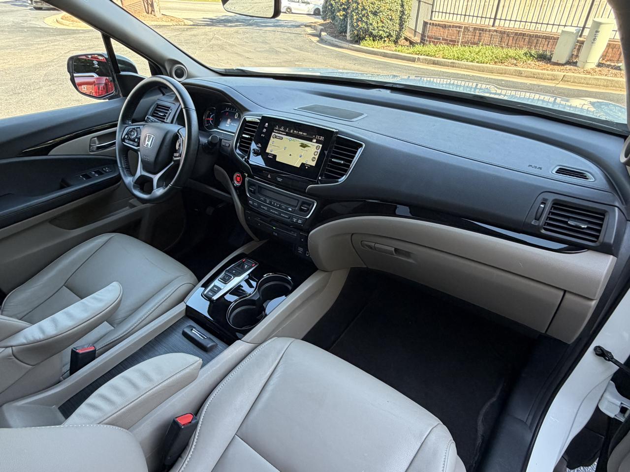 Honda Pilot Touring w/Rear Captain's Chairs 2019