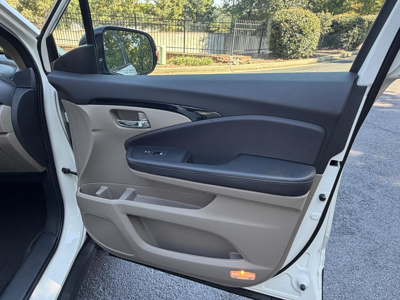 Honda Pilot Touring w/Rear Captain's Chairs 2019