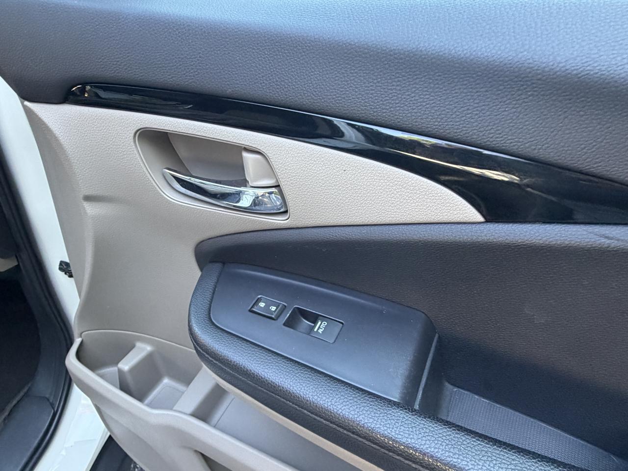 Honda Pilot Touring w/Rear Captain's Chairs 2019