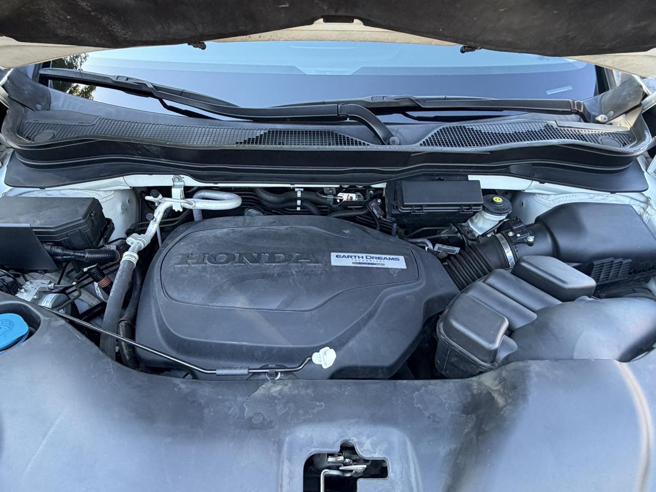 Honda Pilot Touring w/Rear Captain's Chairs 2019