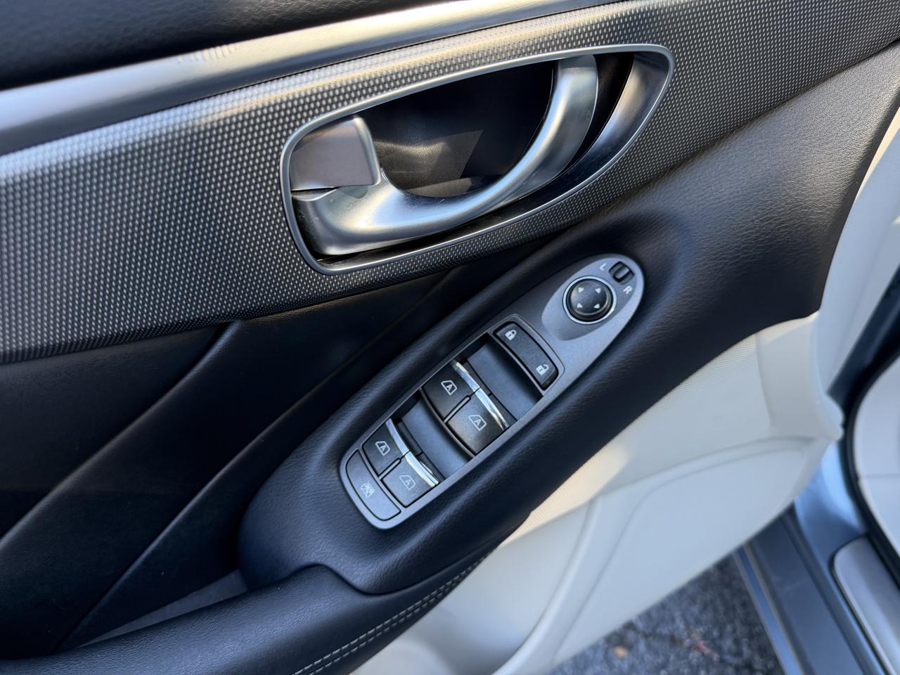 Infiniti Q50 photo 19
