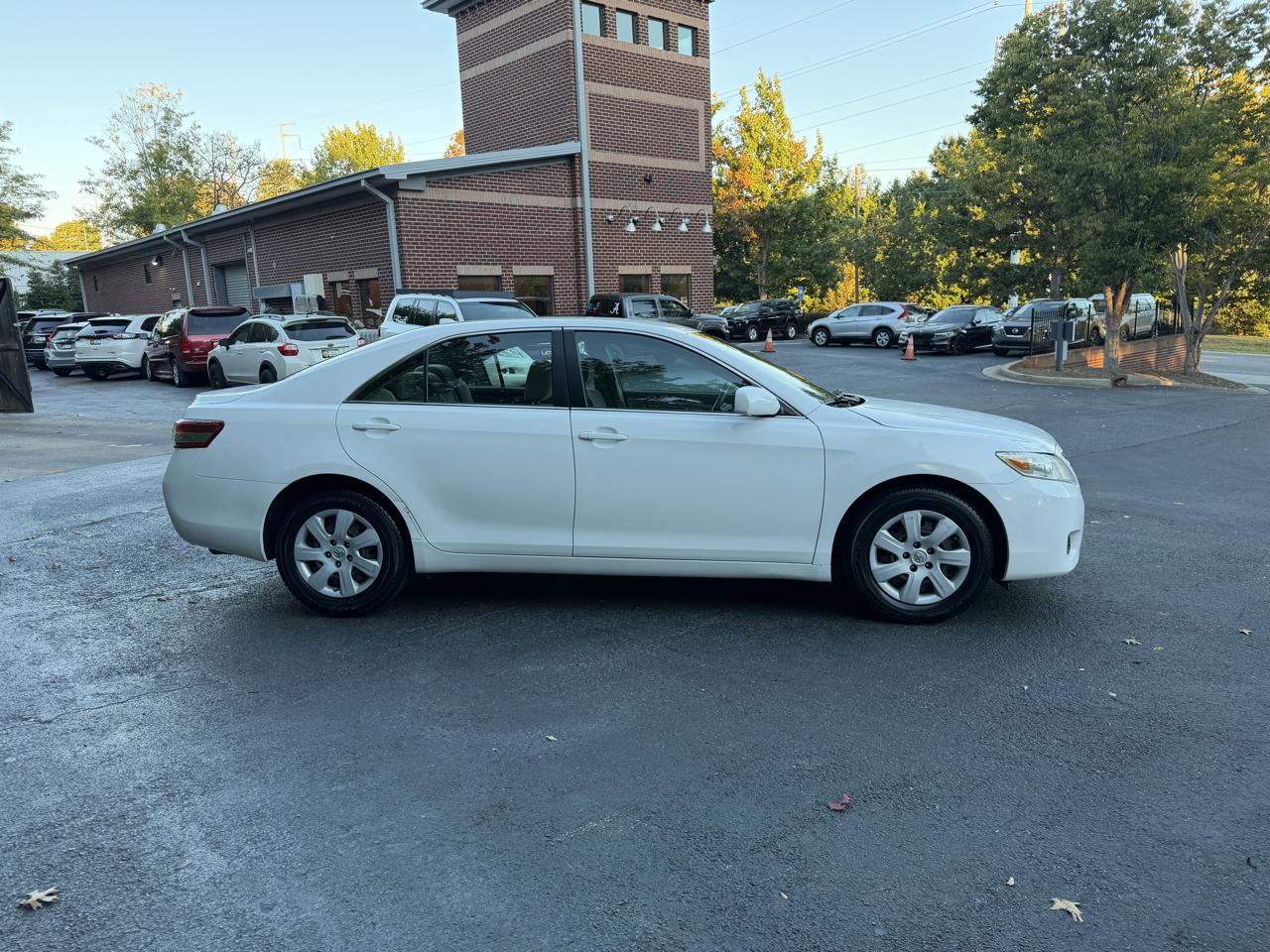 Toyota Camry LE 6-Spd AT 2011