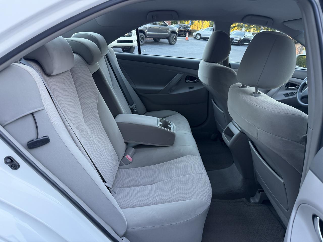 Toyota Camry LE 6-Spd AT 2011