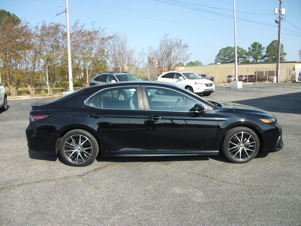 Toyota Camry Hybrid SE 2022