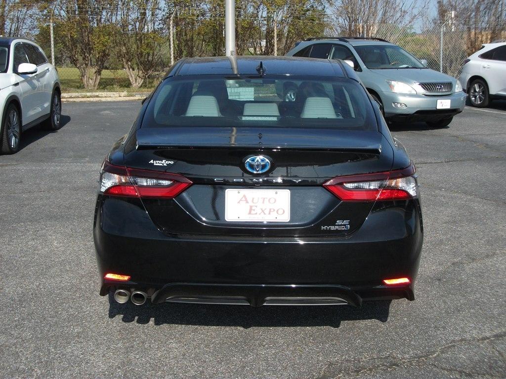 Toyota Camry Hybrid SE 2022