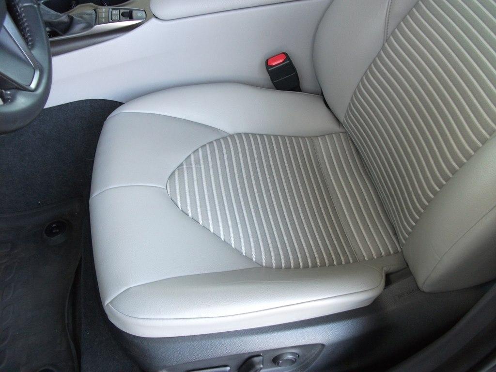 Toyota Camry Hybrid SE 2022