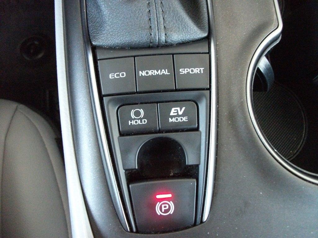 Toyota Camry Hybrid SE 2022