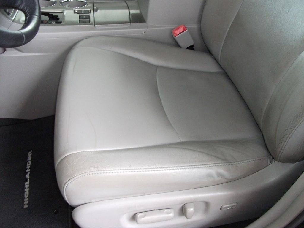 Toyota Highlander Base 2WD V6 2013