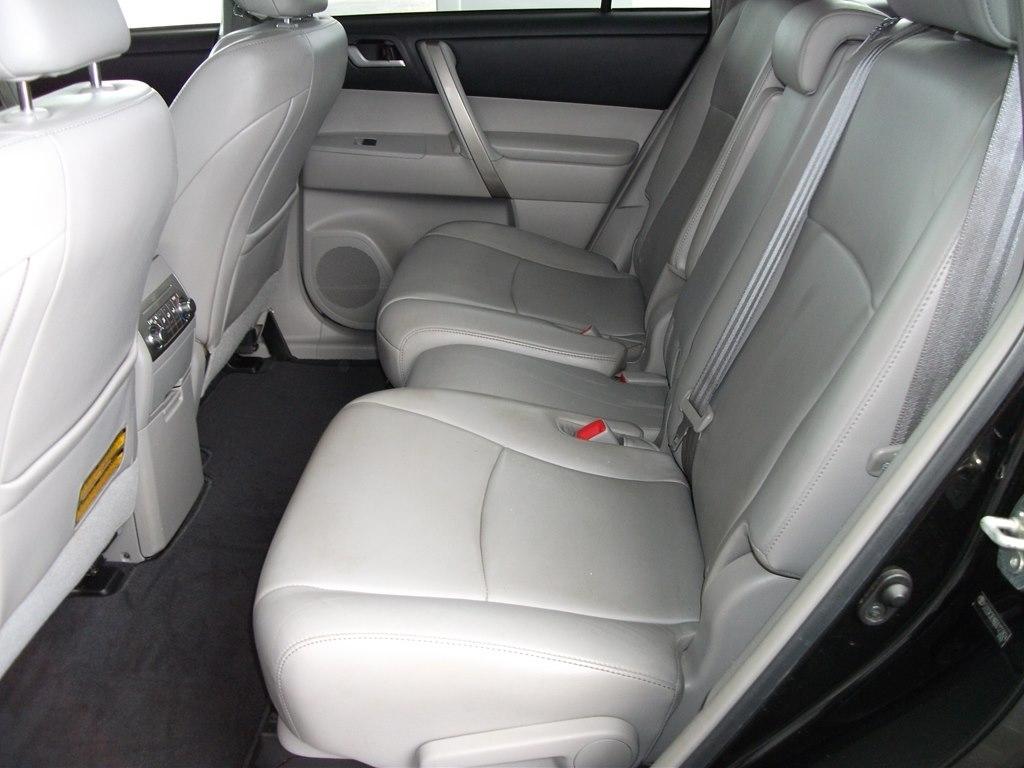 Toyota Highlander Base 2WD V6 2013