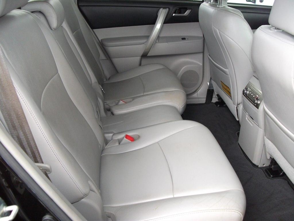 Toyota Highlander Base 2WD V6 2013