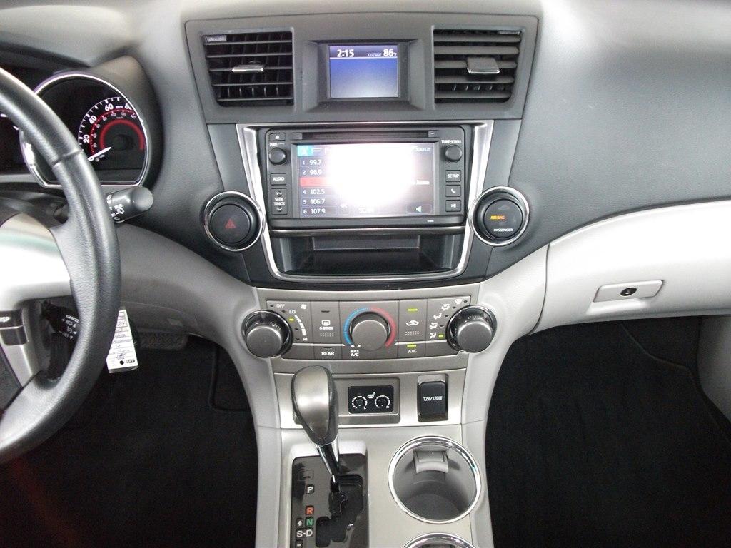 Toyota Highlander Base 2WD V6 2013