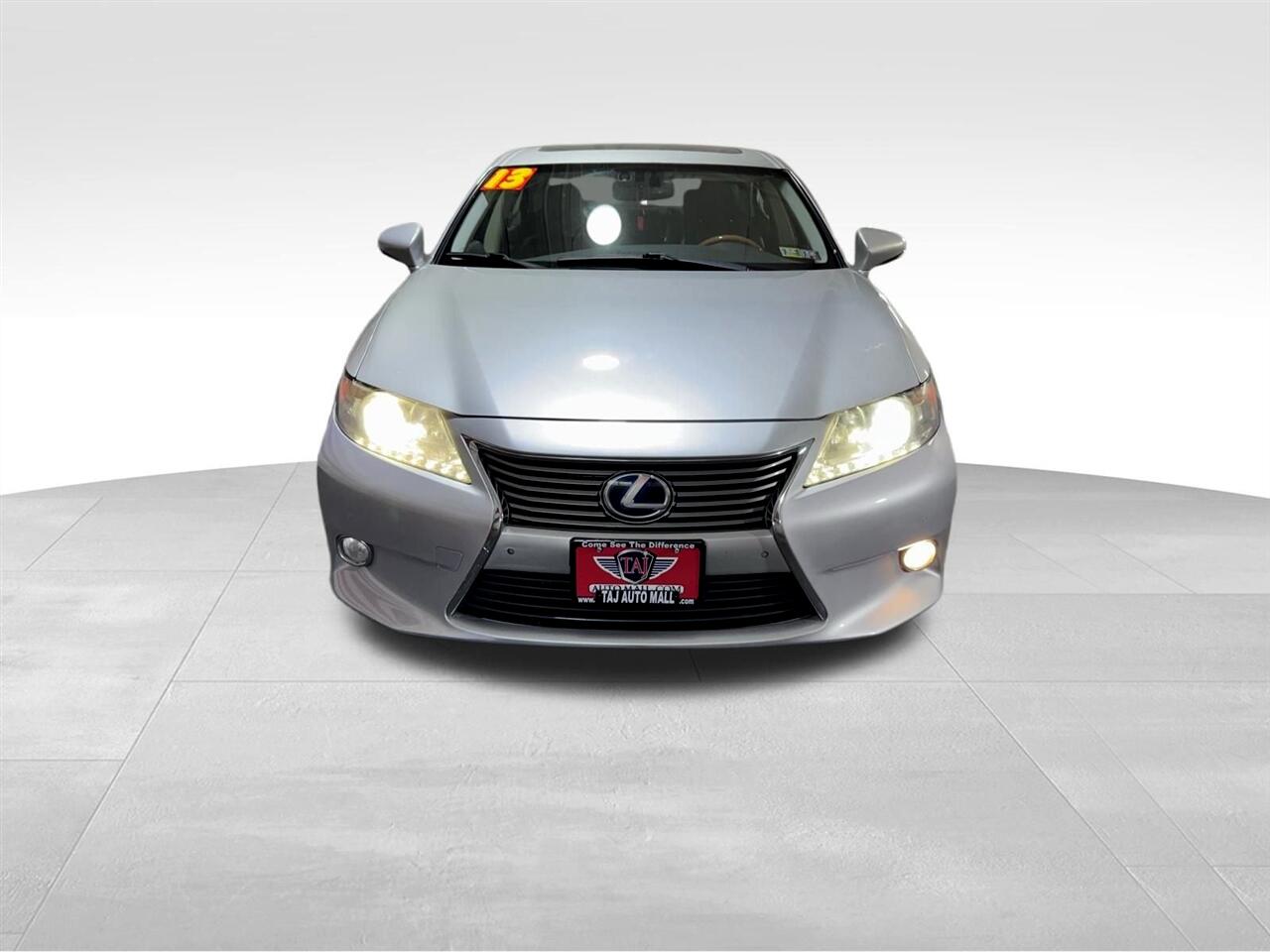 2013 Lexus ES 300h photo 2