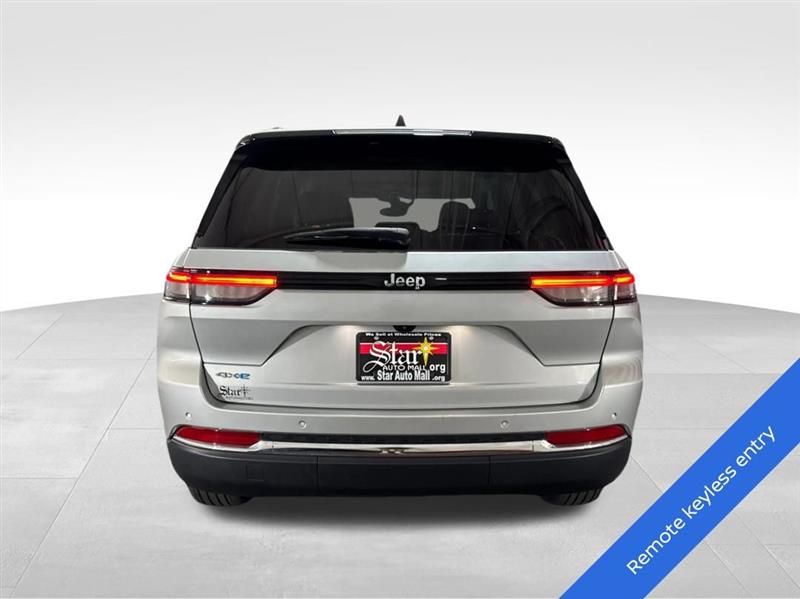 2023 Jeep Cherokee Base photo 3