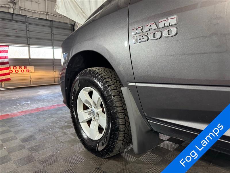 RAM 1500 Tradesman Quad Cab 4WD 2016 RAM 1500 Tradesman Quad Cab 4WD 2016