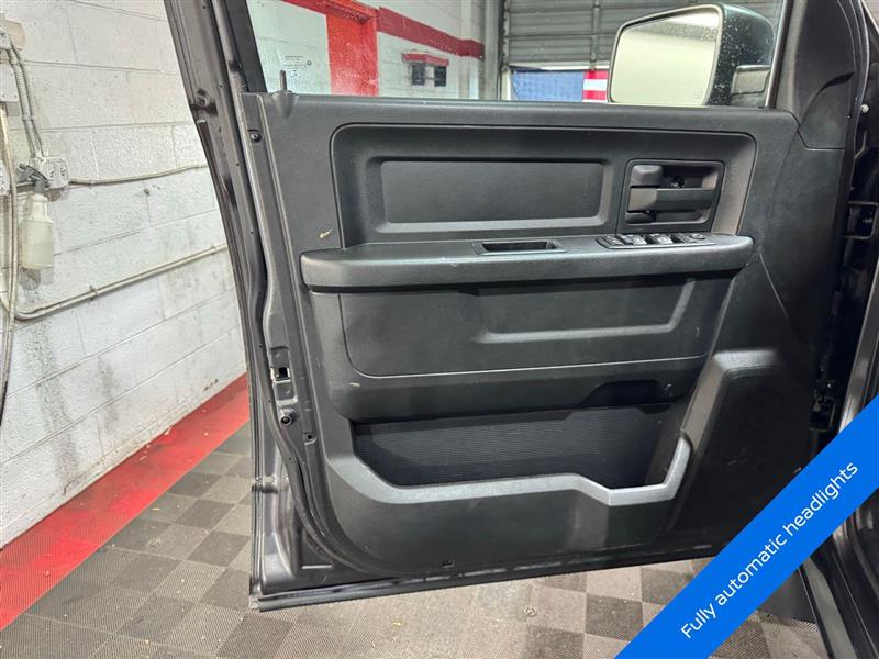 RAM 1500 Tradesman Quad Cab 4WD 2016 RAM 1500 Tradesman Quad Cab 4WD 2016