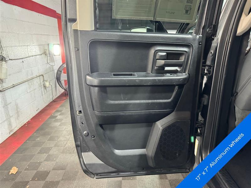 RAM 1500 Tradesman Quad Cab 4WD 2016 RAM 1500 Tradesman Quad Cab 4WD 2016