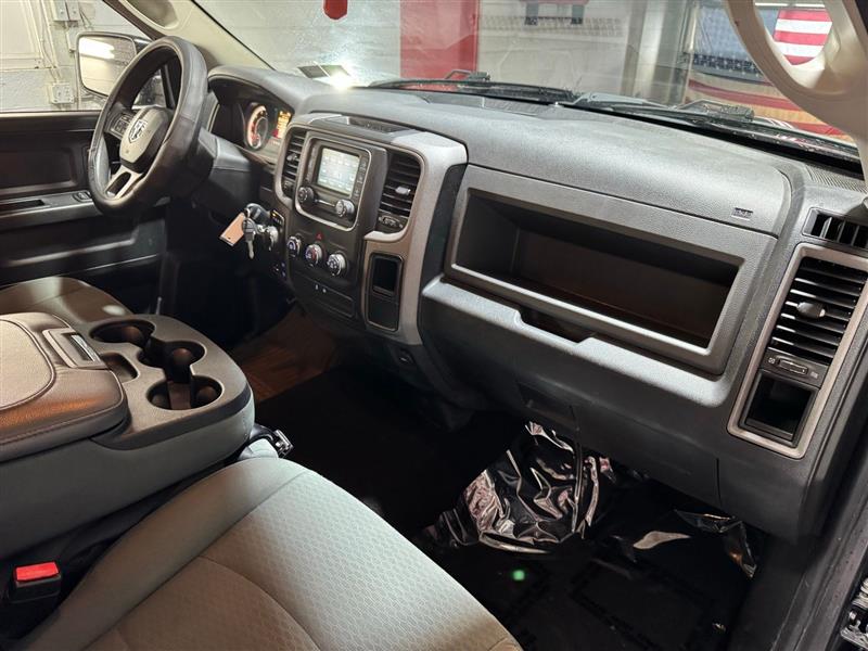 RAM 1500 Tradesman Quad Cab 4WD 2016 RAM 1500 Tradesman Quad Cab 4WD 2016