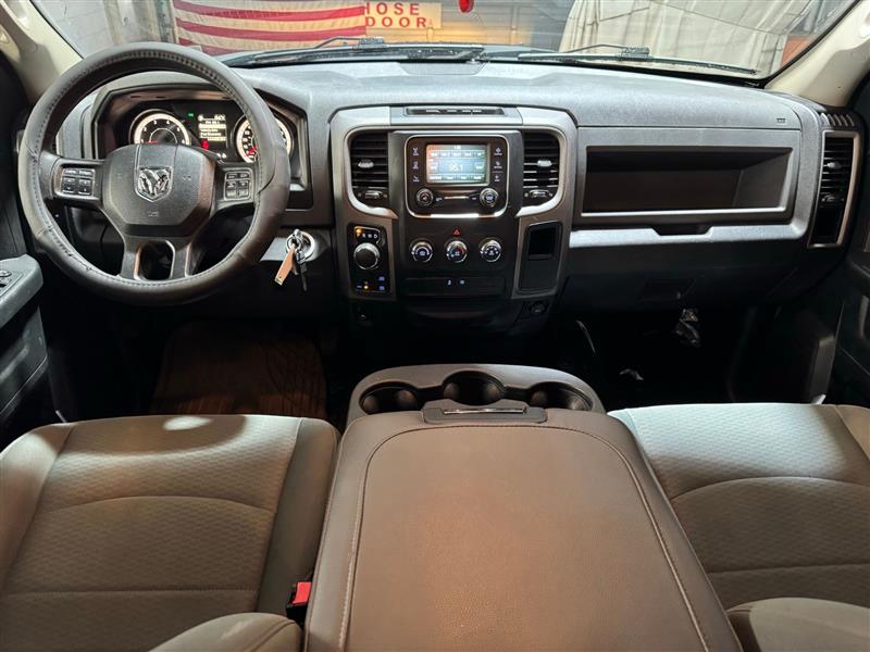 RAM 1500 Tradesman Quad Cab 4WD 2016 RAM 1500 Tradesman Quad Cab 4WD 2016