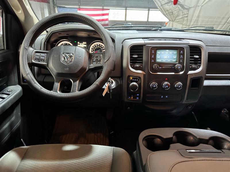 RAM 1500 Tradesman Quad Cab 4WD 2016 RAM 1500 Tradesman Quad Cab 4WD 2016