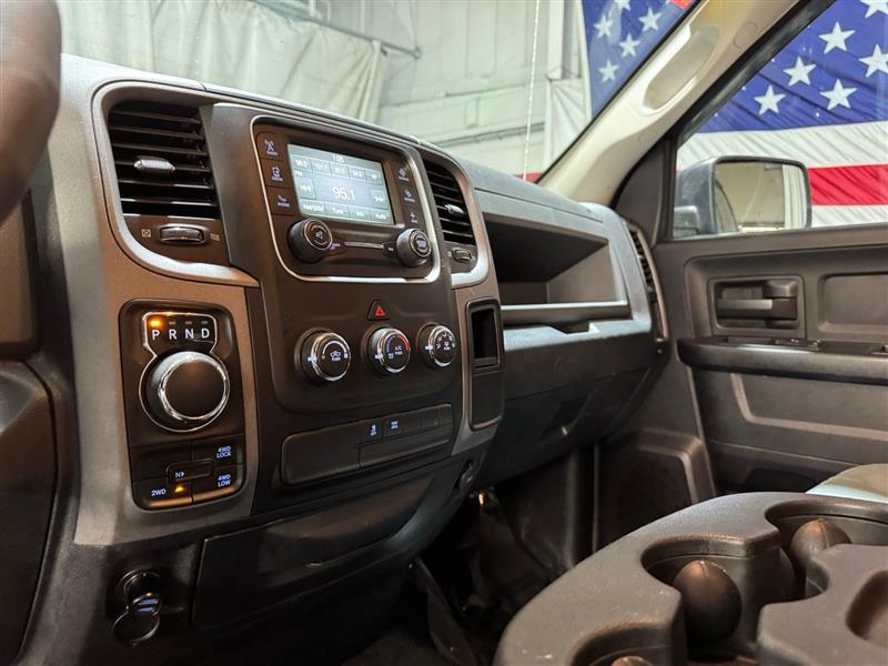 RAM 1500 Tradesman Quad Cab 4WD 2016 RAM 1500 Tradesman Quad Cab 4WD 2016