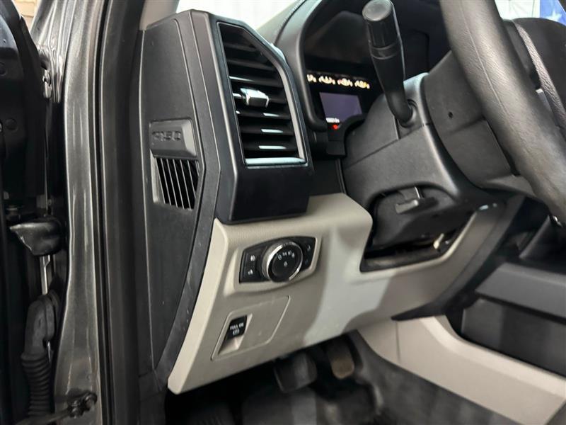 Ford F-150 XL SuperCab 8-ft. Bed 4WD 2017 Ford F-150 XL SuperCab 8-ft. Bed 4WD 2017