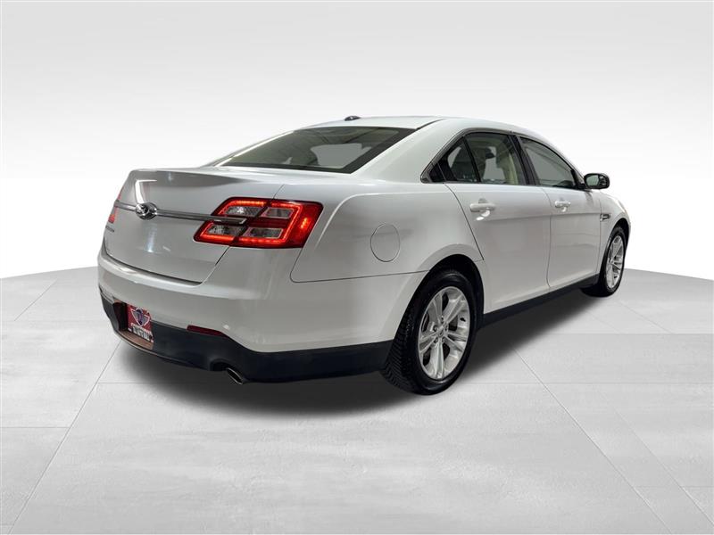 2015 Ford Taurus SE photo 2