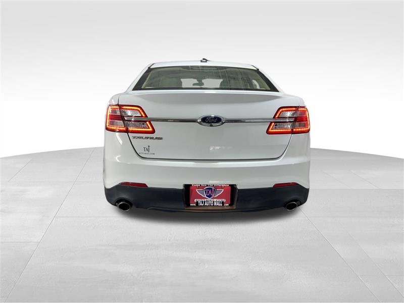 2015 Ford Taurus SE photo 3