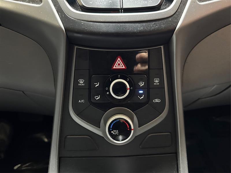 Hyundai Elantra SE 6AT 2015