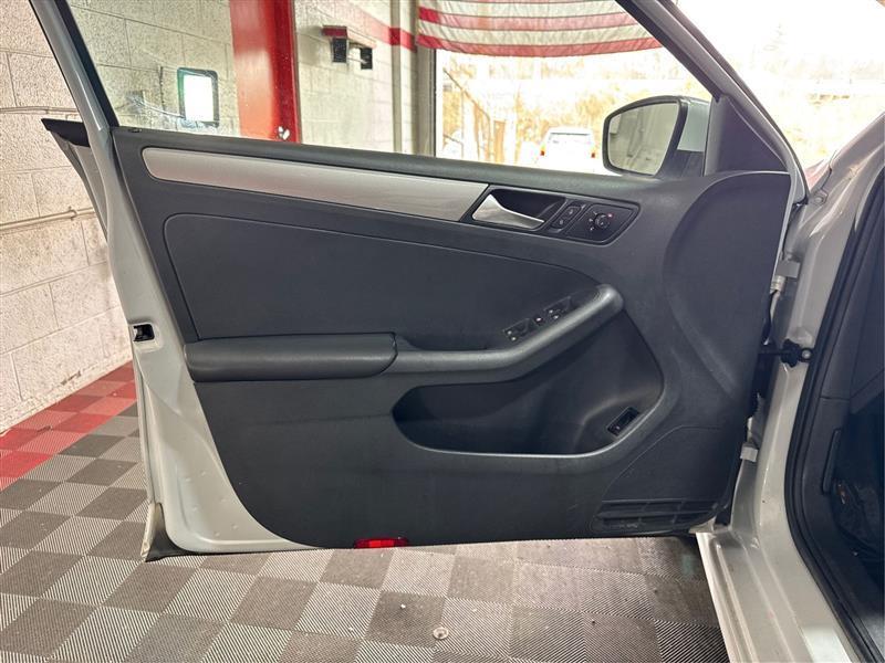 Volkswagen Jetta 1.4T S 6A 2017