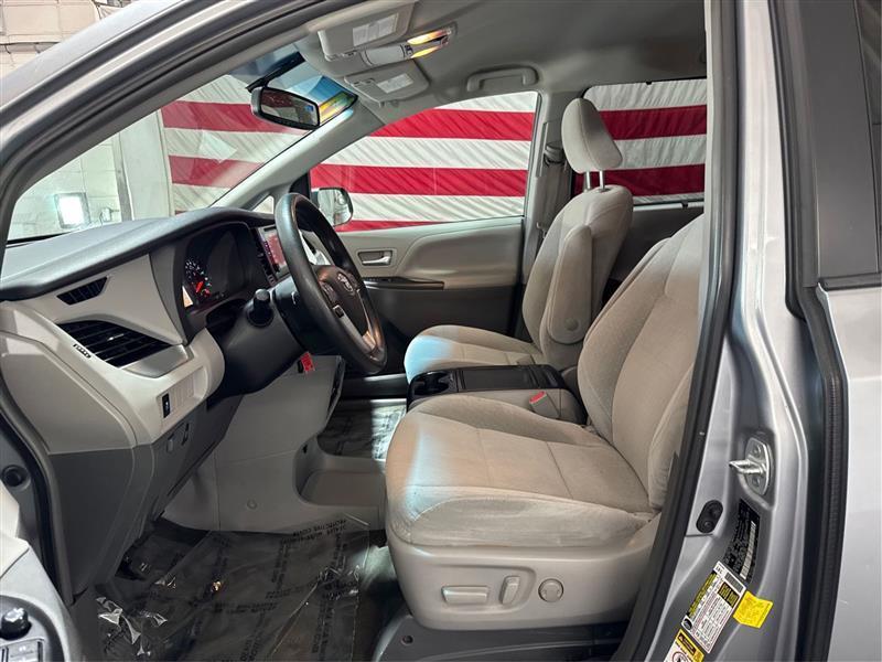 Toyota Sienna LE 7-Passenger AWD 2017