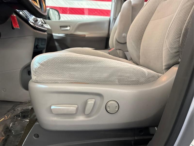 Toyota Sienna LE 7-Passenger AWD 2017