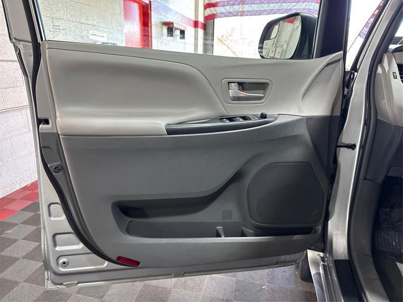 Toyota Sienna LE 7-Passenger AWD 2017