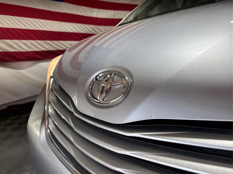 Toyota Sienna LE 7-Passenger AWD 2017