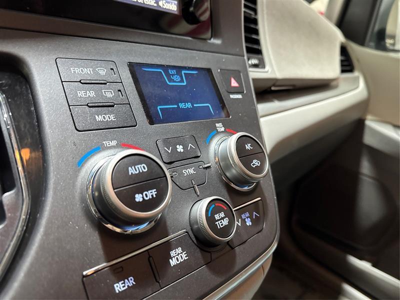 Toyota Sienna LE 7-Passenger AWD 2017