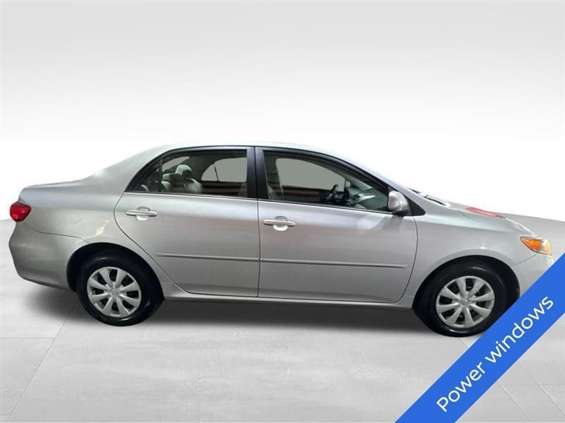 Toyota Corolla LE 4-Speed AT 2011