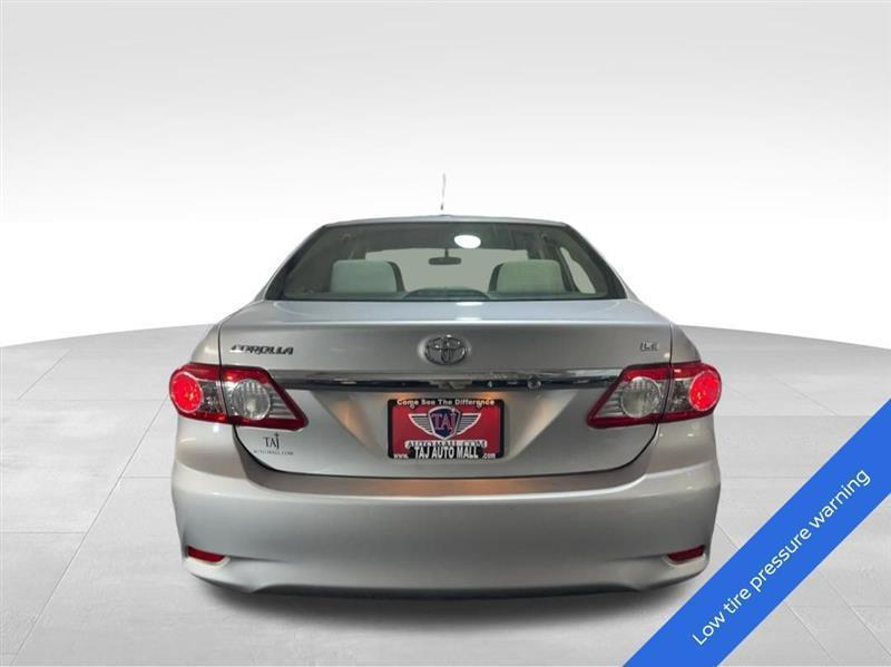 Toyota Corolla LE 4-Speed AT 2011