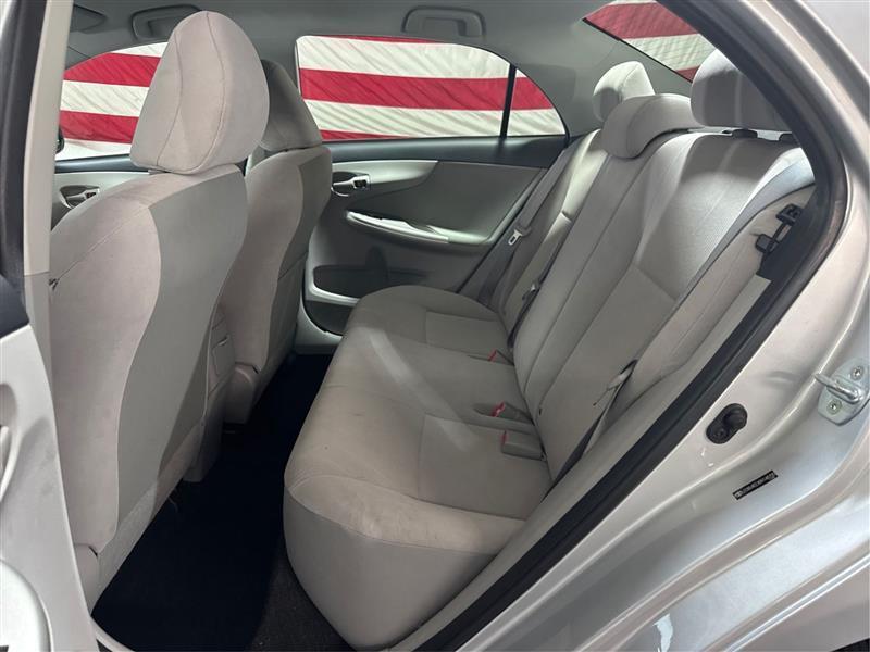 Toyota Corolla LE 4-Speed AT 2011