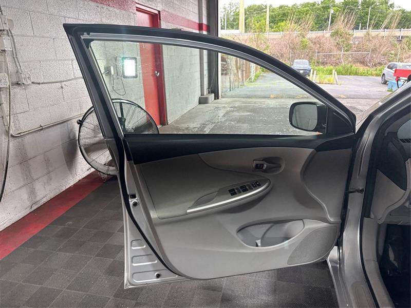 Toyota Corolla LE 4-Speed AT 2011