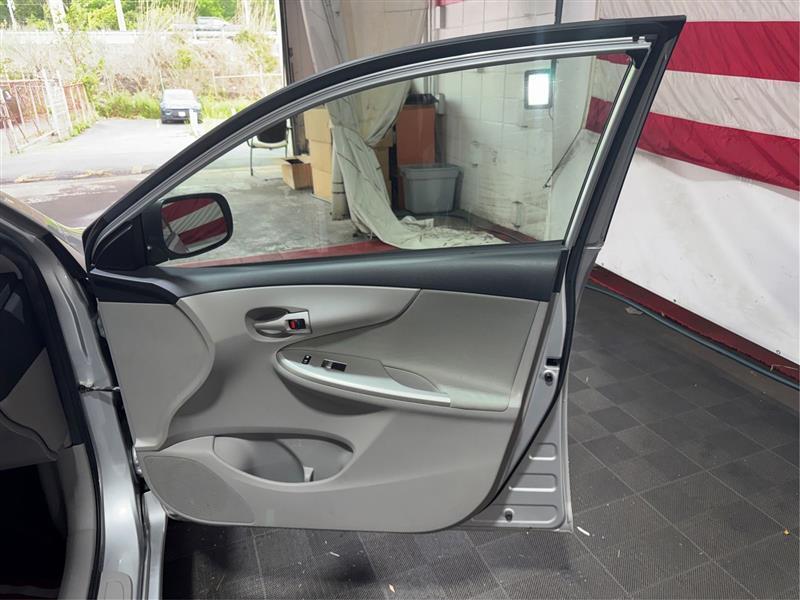 Toyota Corolla LE 4-Speed AT 2011