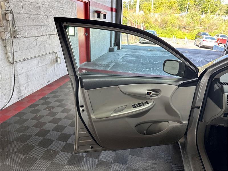 Toyota Corolla LE 4-Speed AT 2013