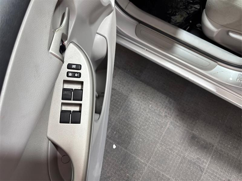 Toyota Corolla LE 4-Speed AT 2013