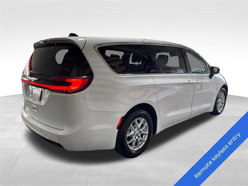 Chrysler Pacifica Touring L 2023