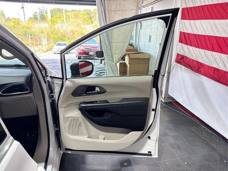 Chrysler Pacifica Touring L 2023