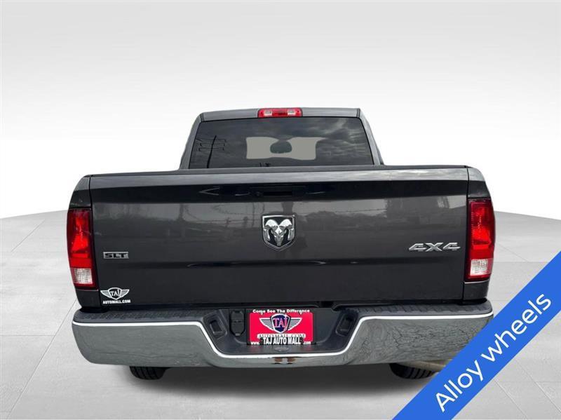 RAM 1500 SLT Quad Cab 4WD 2024