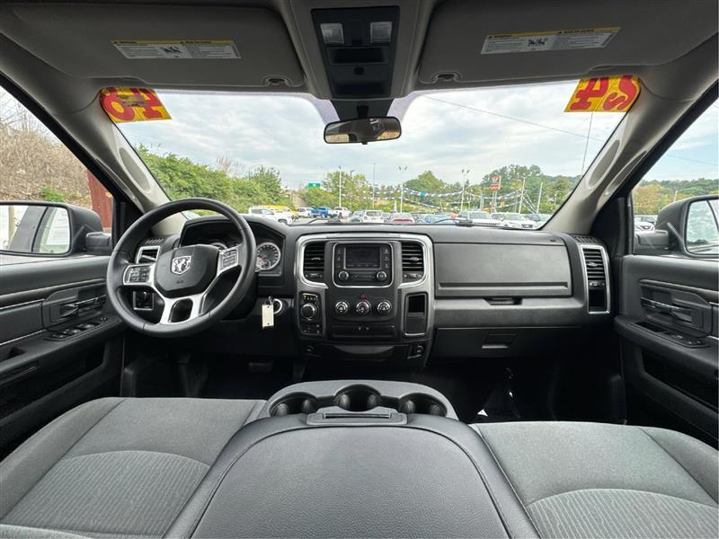 RAM 1500 SLT Quad Cab 4WD 2024