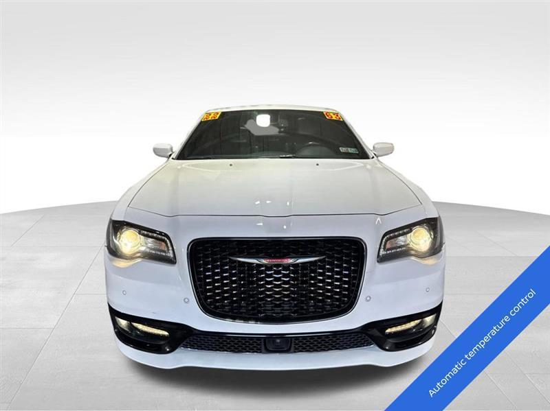Chrysler 300 photo 2