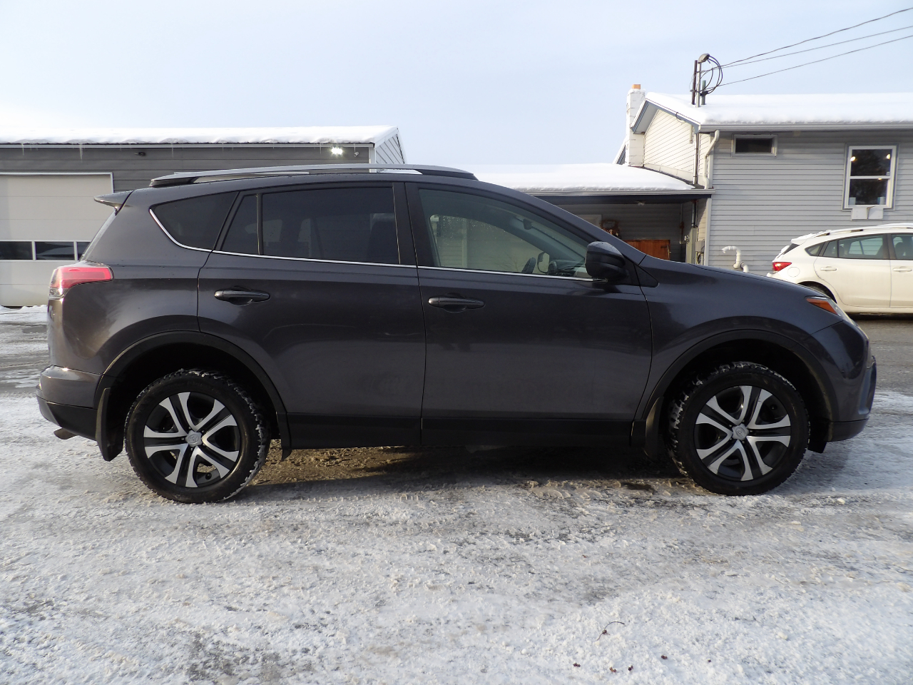 Toyota RAV4 LE AWD (Natl) 2017