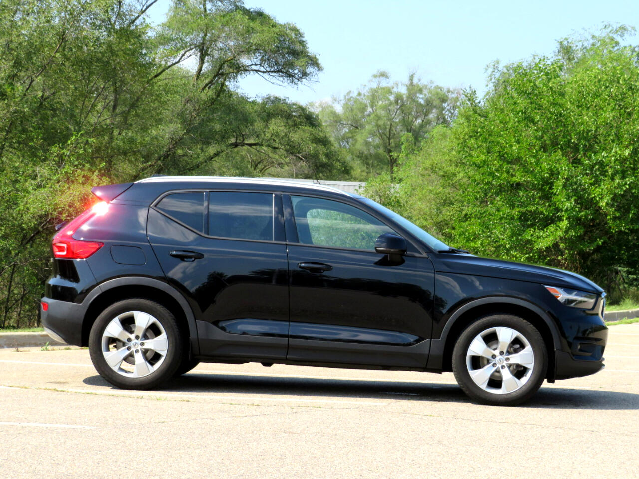 2021 Volvo XC40 T5 Momentum AWD photo 3